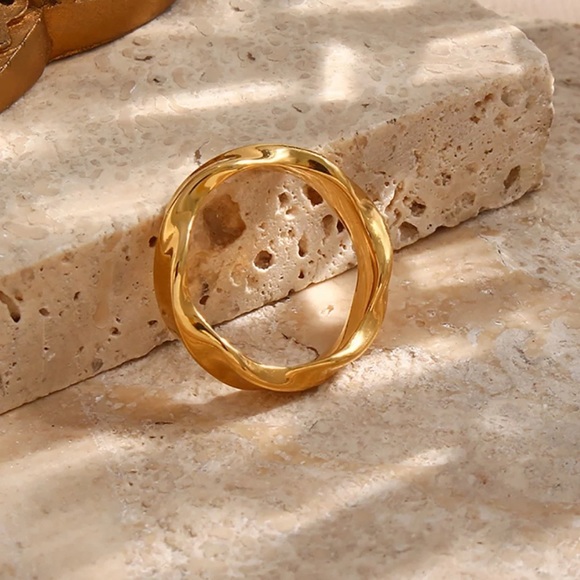 New Minimalist 18k Gold Ocean Wave Shape Ring - Picture 5 of 8